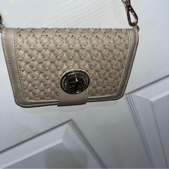 Elegant Tan Crossbody Bag - Picture 2 of 6